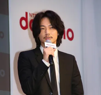 綾野剛が誕生日にインスタ開設！　山田孝之、斎藤工らとの豪華SHOTに「100万回いいね押したい」