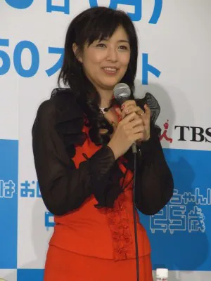 突然、家を出て行ってしまった紀彦（高橋克実）の妻・明日香を演じる菊池桃子