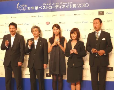 「万年筆ベストコーディネイト賞」を受賞した（写真左から）平尾誠二氏、鳥越俊太郎、松下奈緒、野際陽子、布袋寅泰