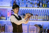 【写真を見る】本作の主人公、バーテンダー・慎介役の三浦春馬。共演の堀内敬子によると「三浦さんのバーテンダーの手さばきは本当に美しくて印象的でした」