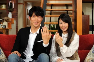 夫婦役の志田と佐々木は結婚指輪を見せる