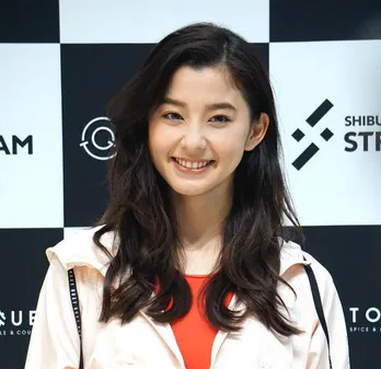 朝比奈彩、白石麻衣らと分け目オソロ“美女3姉妹”SHOTに反響続々「顔面が…お強い」