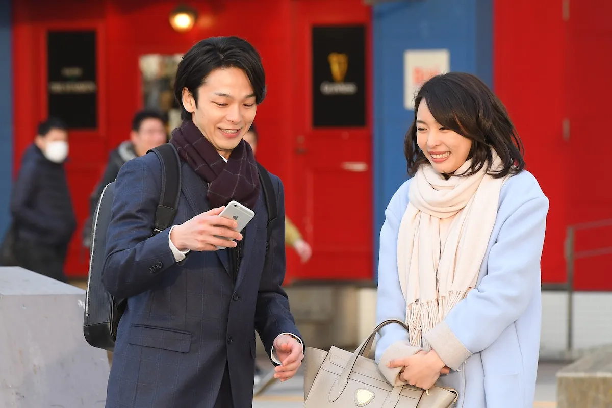 映画「美人が婚活してみたら」に出演する中村倫也と黒川芽以(左から)