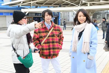 バスローブ姿の中村倫也が黒川芽以とベッドの上で…衝撃カット&メーキング解禁!