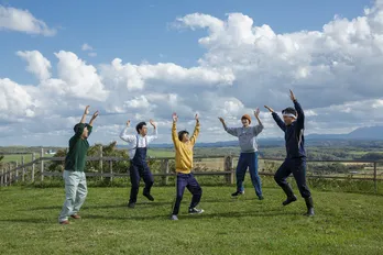 石崎ひゅーい、大泉洋＆岡田将生らと謎の“UFOダンス”披露！　独占カット解禁
