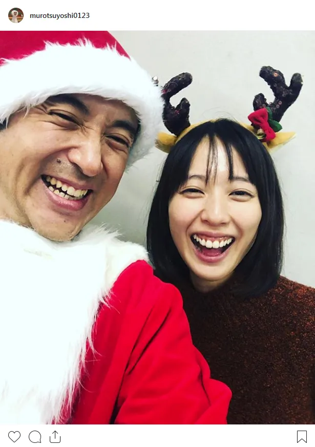 【写真を見る】サンタとトナカイのムロツヨシ＆戸田恵梨香