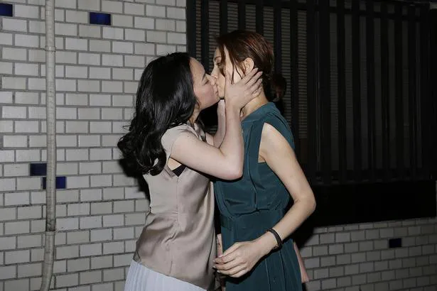 【写真を見る】「しらふで女性とキスしたのは初めて(笑)」と米倉涼子が語る黒木華とのキスシーン！