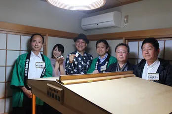 ピエール瀧、紙相撲界の横綱との真剣勝負に挑む