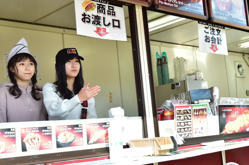 菅原茉椰(左)と白井琴望(右)はフードワゴンの店員に