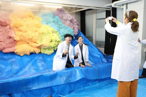 浅野忠信と新木優子がカラフルな泡の前でインスタ映え写真の撮影に挑戦！
