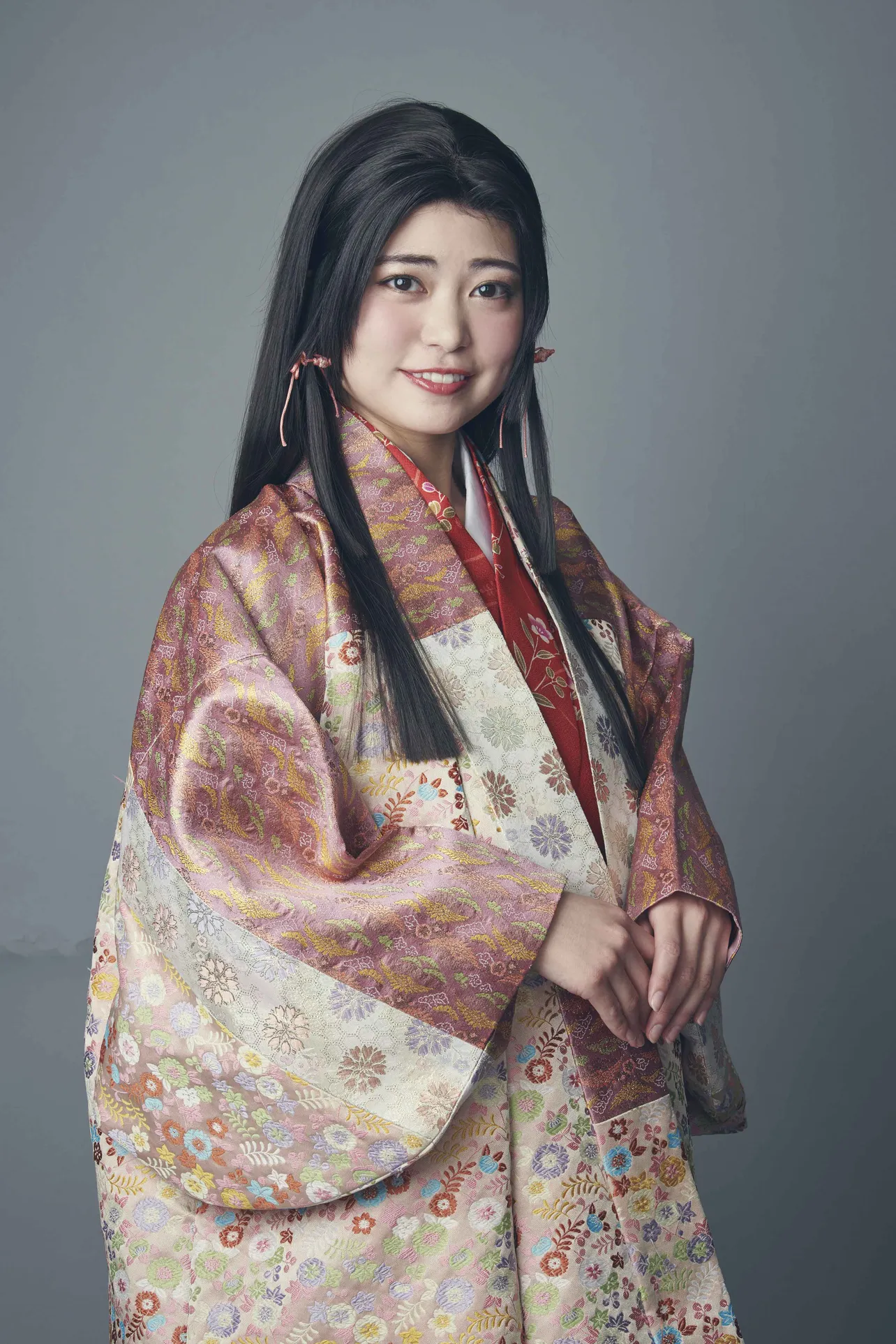 【写真を見る】元AKB48の前田亜美はお市の娘・茶々役で出演。愛らしい着物姿を見せてくれる