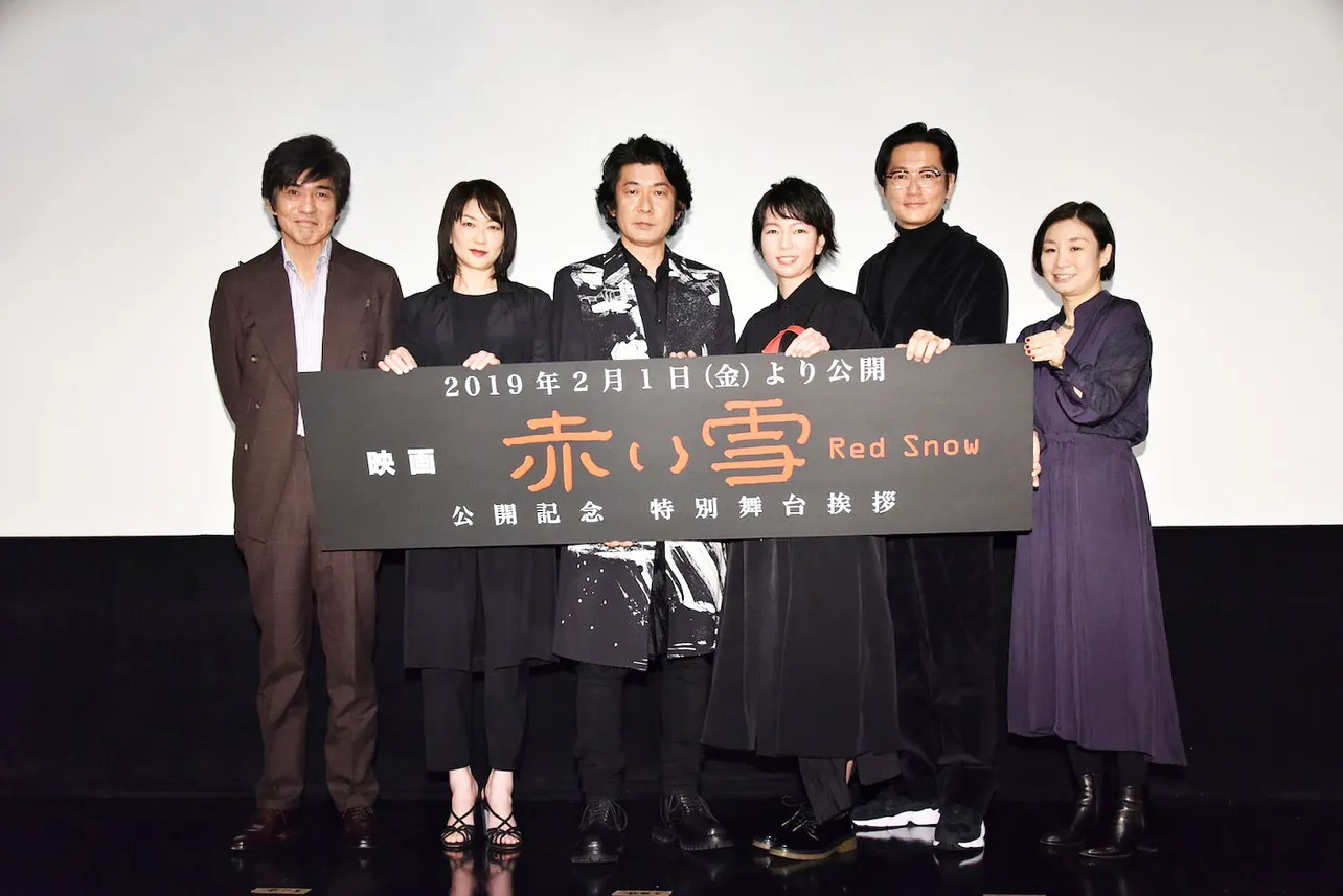 永瀬正敏と菜葉菜のW主演映画「赤い雪 Red Snow」が公開。井浦新、夏川結衣、佐藤浩市らと舞台あいさつに立った