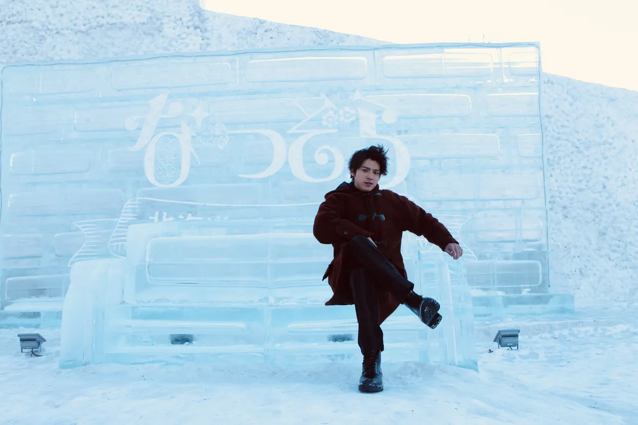 【写真を見る】山田裕貴、雪像の前でバッチリ決め顔！