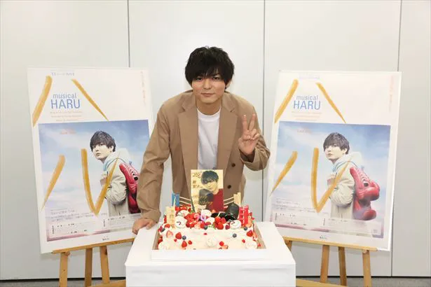 【写真を見る】29歳のバースデーをお祝い！ケーキを前に笑顔＆ピースの薮宏太