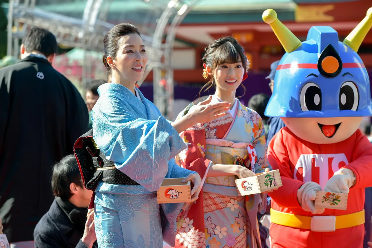 【写真を見る】あでやかな着物姿で「ソ～レ♪」と豆を投げる