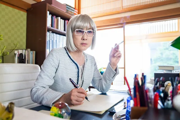 【写真を見る】ベストセラー作家を演じる真野響子のビジュアルもインパクト大！