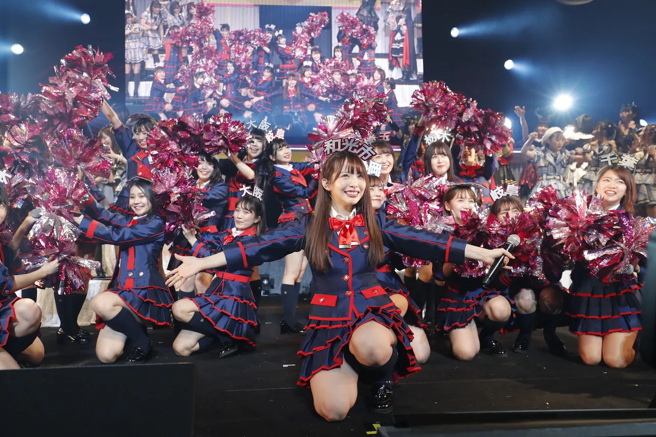 【写真を見る】第3位ではAKB48 チーム8の代表曲「47の素敵な街へ」を、頭に出身地のプレートを付けた愛知県外出身のメンバーと共に歌った