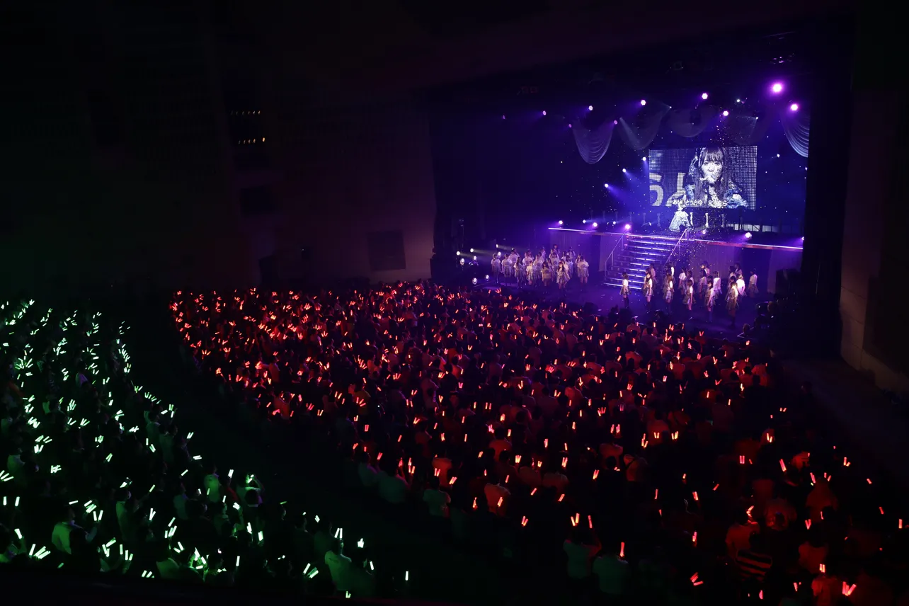 アンコールの客席は松村の好きなすしをイメージした赤・緑・白の光に包まれた