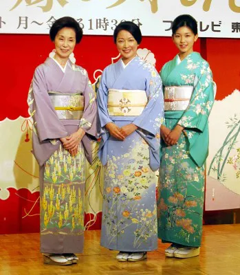 【写真】羽田美智子たちの着物は、背後の「花嫁のれん」と併せて総額約1000万円相当の加賀友禅