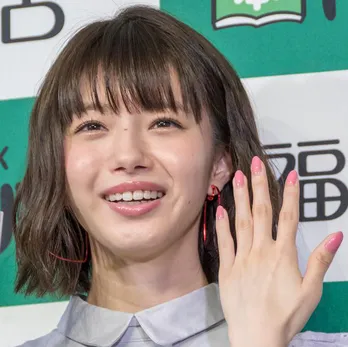 市川美織、レモンではなくイチゴを頬張る幼少期SHOTに大反響「泣けてくるくらい可愛い」