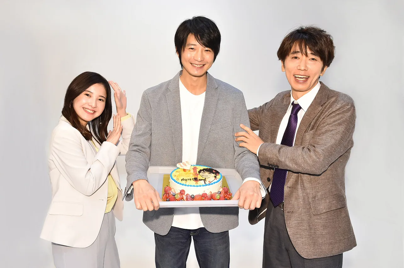 4月スタートの火曜ドラマ「わたし、定時で帰ります。」(TBS系)に出演する吉高由里子(左)、ユースケ・サンタマリア(右)が向井理(中)の誕生日をお祝い！