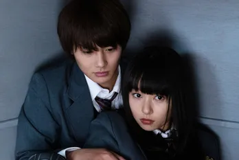 野村周平&桜井日奈子、夜の教室でドッキドキの超密着!