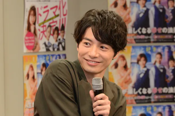 【写真を見る】和田琢磨は爽やかでキュートな笑顔を見せる
