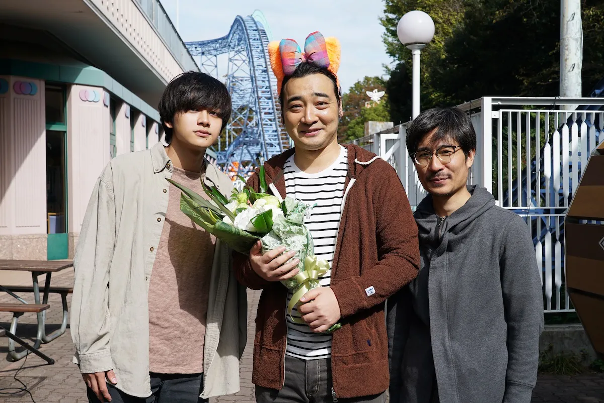 遊園地でのロケを終えた、北村匠海、斉藤慎二、月川翔監督(左から)