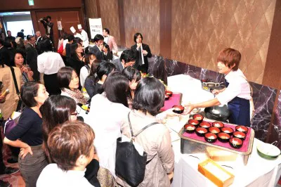 【写真】イベントに訪れた主婦たちに、お茶漬けを振る舞う杉浦
