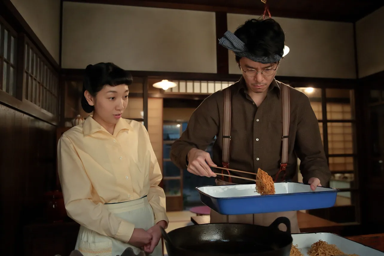 【写真を見る】福子(安藤サクラ)＆萬平(長谷川博己)の即席ラーメンの鍵は“天ぷら”!?