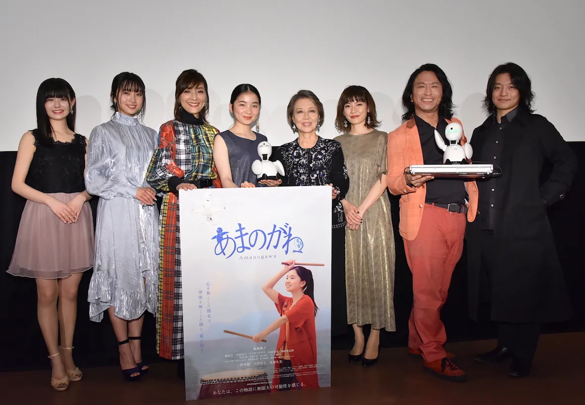 福地桃子の映画初出演にして初主演となる「あまのがわ」が初日を迎え、舞台あいさつに出演者や監督、また劇中に登場するロボットの開発者らが登壇した