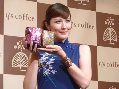 【写真】「雲南 qs coffee 1日PR大使」に選ばれ、同製品をしっかりPRする山本モナ