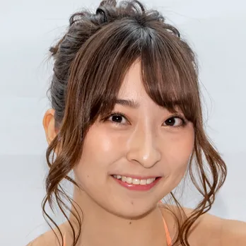 グラドル緒方咲“運気”が上がる衣装で登壇