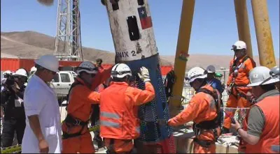 【写真】井戸掘り用の高速掘削機を使用した救出用カプセルを使い、作業員を1人ずつ地上に引き上げる