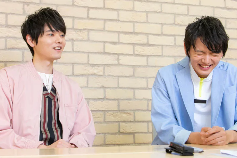 「1ページの恋」(AbemaTV)で星野有利を演じる古川雄輝(左)と、乾大和を演じる濱田龍臣(右)
