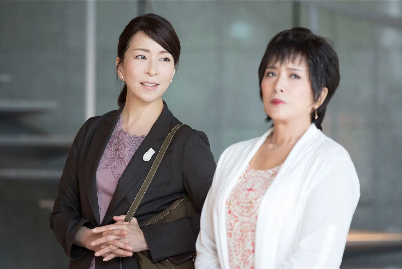 主人公・西加音子役の真矢ミキ(左)と、生花店の美人オーナー役の池上季実子(右)