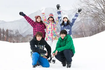 野村周平が雪山で特技のスノーボードを披露! 桜井日奈子は大胆“キス予告”