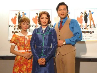 ブロードウェイ・ミュージカル「ワンダフルタウン」の囲み取材に応じた（写真左から）大和田美帆、安蘭けい、別所哲也