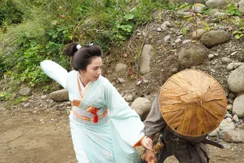 小松菜奈が着物姿で華麗なアクション！ 特別映像も公開