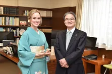 ナタリー・エモンズが長官とハイタッチ！「じょんのび日本遺産」が文化庁とテレビ初タイアップ