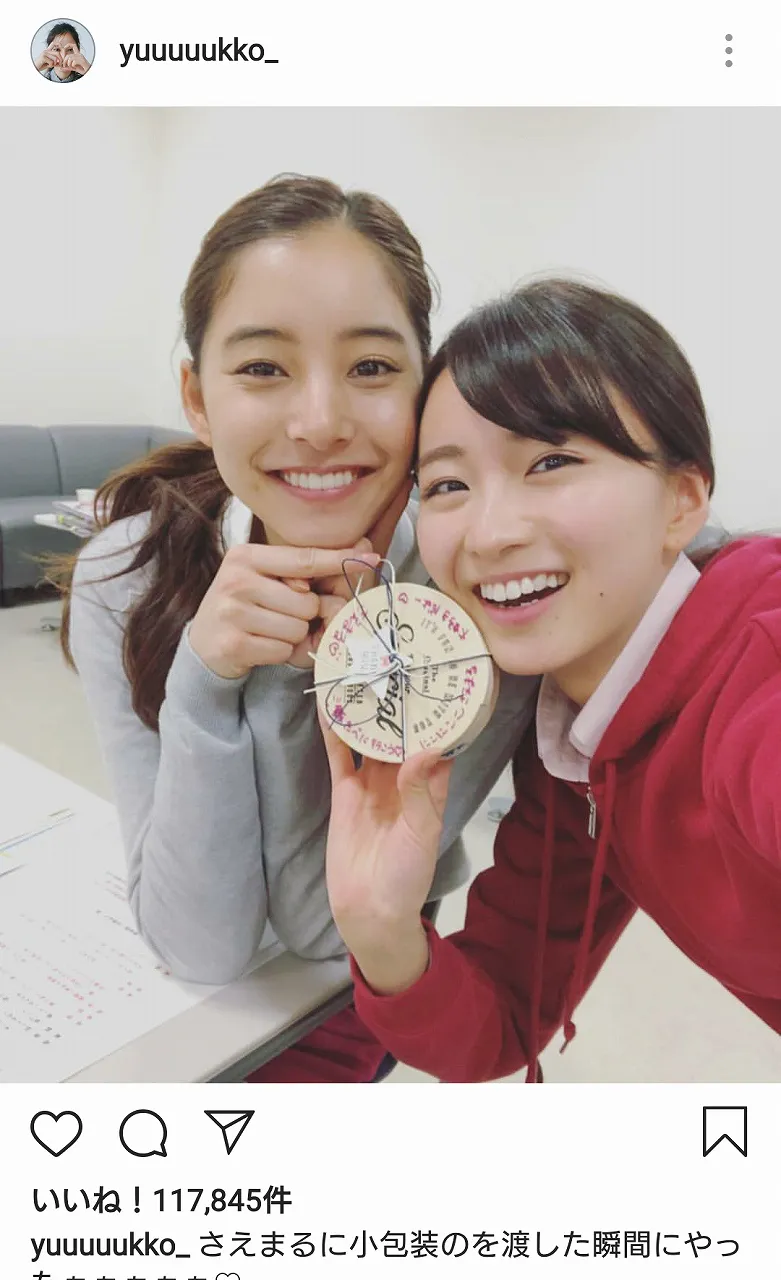 【写真を見る】うれしそうな笑顔も全開！ 新木優子＆岡崎紗絵の小顔ぶりが際立つ美女2SHOT