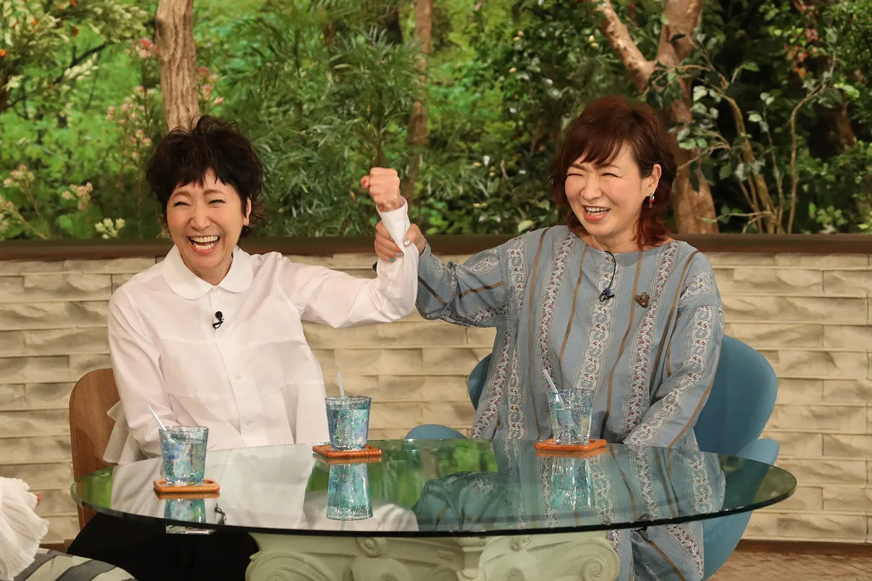 「サワコの朝」(TBS系)に登場する清水ミチコ(右)、森山良子(左)