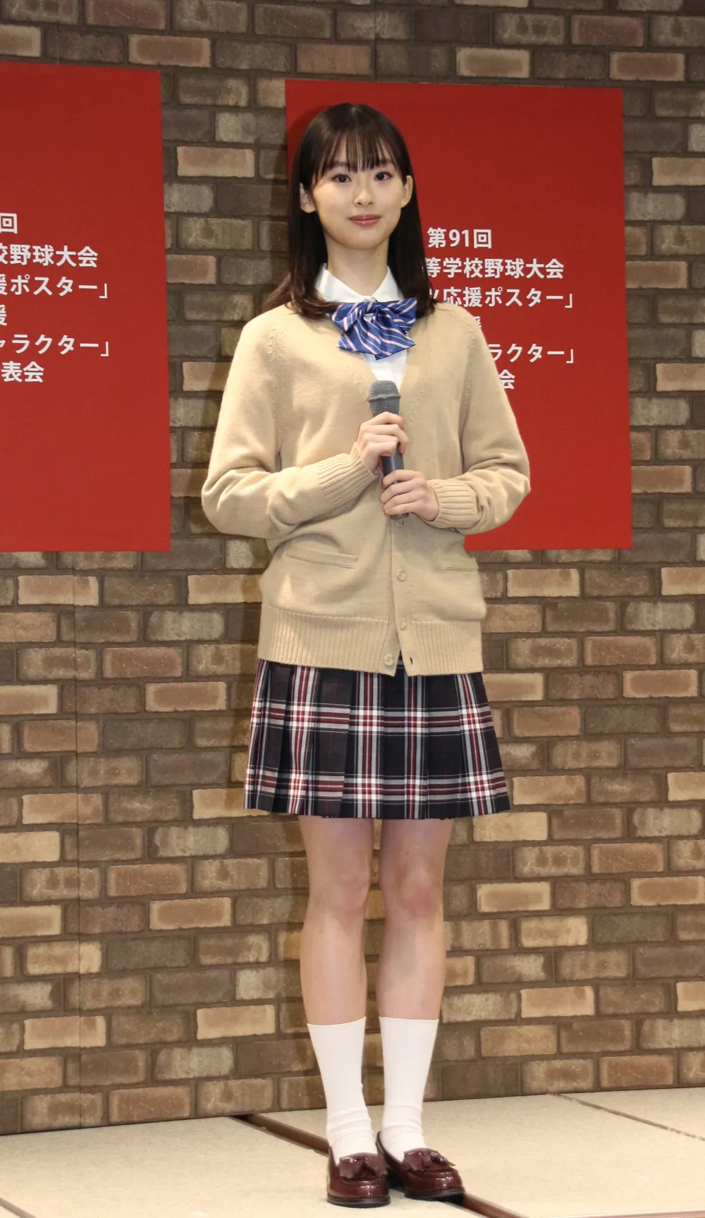 【写真を見る】中学生の井本彩花は、ういういしい制服姿で登壇