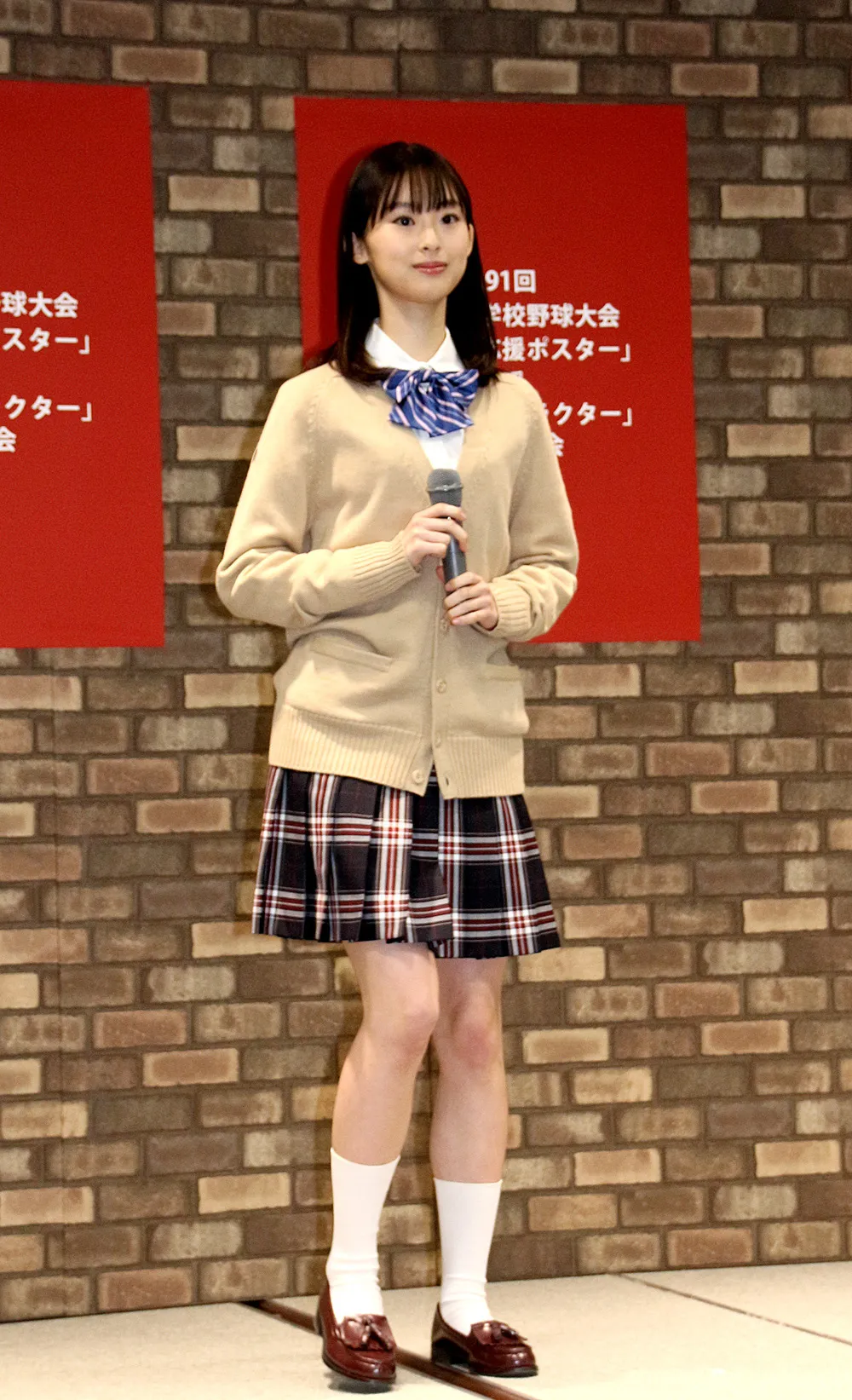 中学生の井本彩花はポスターと同じ制服で登場