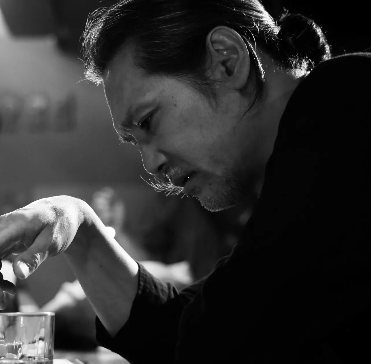 加藤雅也が北方謙三の小説「抱影」を映画化した「影に抱かれて眠れ」で抽象画家役を演じる