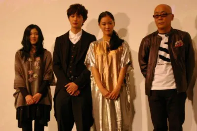 映画「雷桜」の初日舞台あいさつに出席した舞花、岡田将生、蒼井優、廣木隆一監督（写真左から）