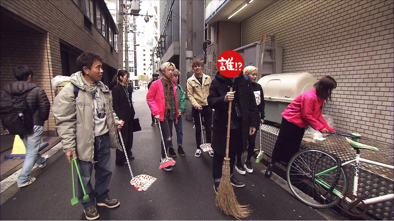 【写真を見る】美容専門学校の学生たちと大阪・茶屋町の掃除をする浜田雅功と“相方”