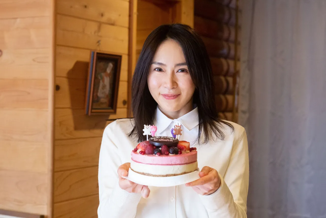 バースデーケーキを手に笑顔を見せる山口紗弥加