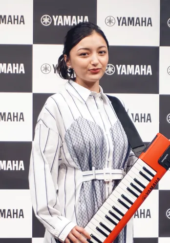 「TikTok」で注目を集めるエリカが大興奮でノリノリ!