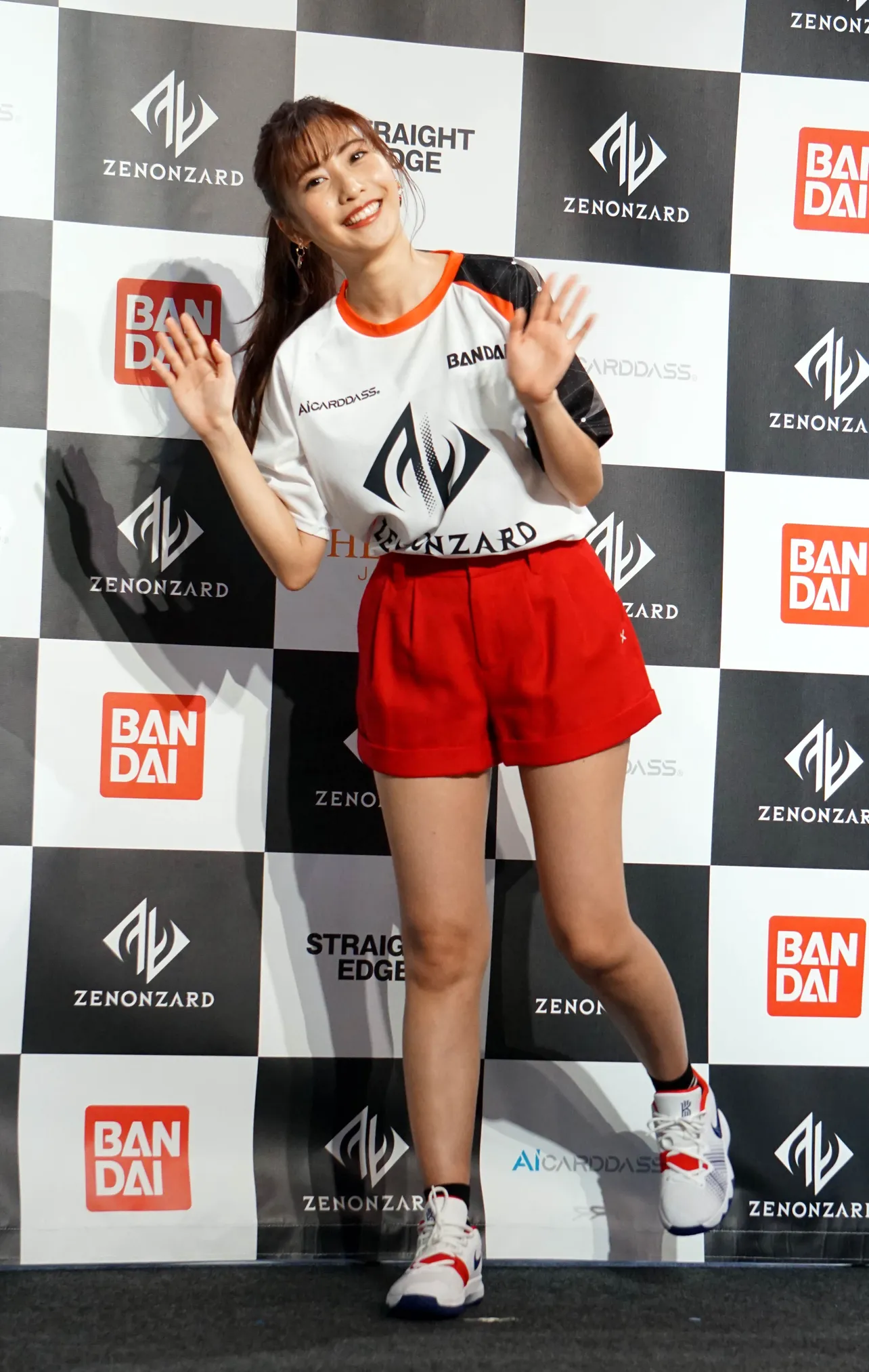 【写真を見る】赤いショートパンツ姿で登場した佐野ひなこ…健康的美脚がまぶしい！